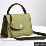 지속가능한 악세서리 브랜드의 소셜 임팩트 - A minimalist, modern sustainable handbag made from organic hemp and bio-cotton, displayed on a clean...