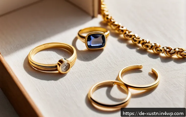 환경을 생각한 악세서리 브랜드 소개 - A close-up image of a minimalist sustainable jewelry collection featuring recycled gold and fairtrad...